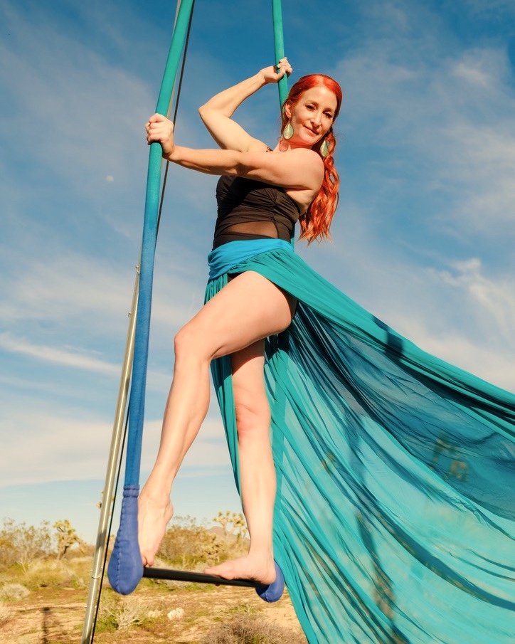 Aerial trapeze performance